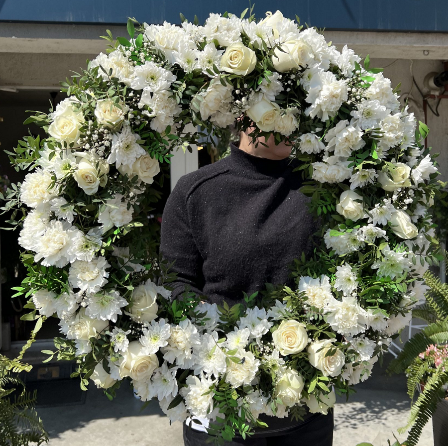 Coroana-Funerara-Cu-Flori-Albe-1.png